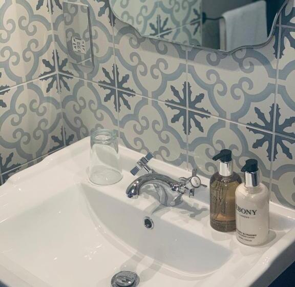 スタンダードシングルルーム, The Limes