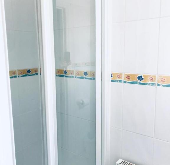 スタンダード4人部屋, The Limes