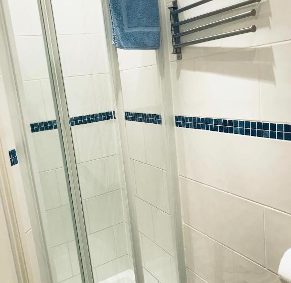 スタンダード4人部屋, The Limes