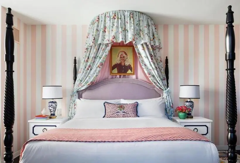 Standard Room King Bed Adapted for people with reduced mobility