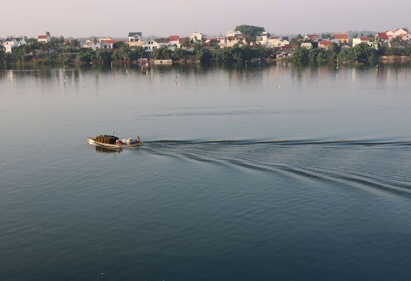 اتاق خانوادگی, Roxana River Villa