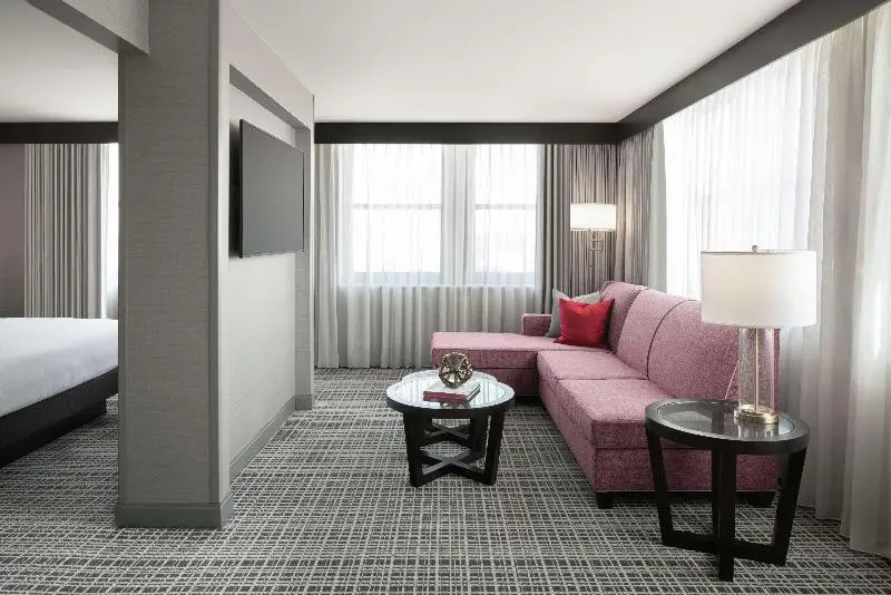 سوئیت با تخت بزرگ, The Axis Moline Hotel, Tapestry Collection By Hilton