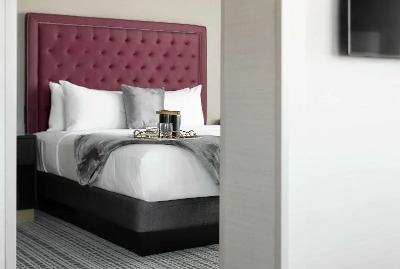 سوئیت با تخت بزرگ, The Axis Moline Hotel, Tapestry Collection By Hilton