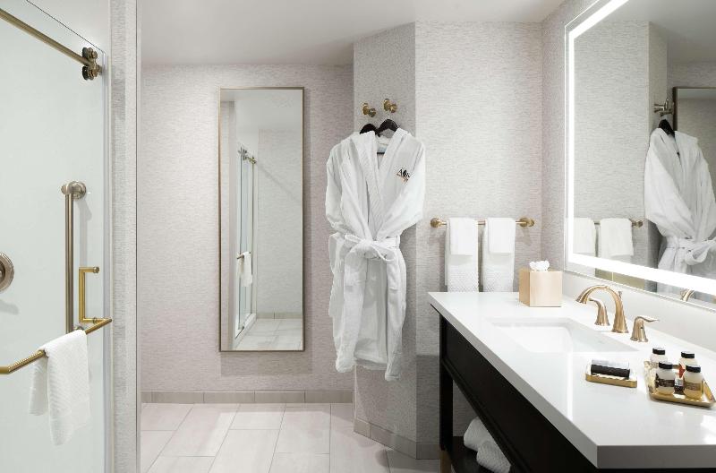 キングサイズベッドのスイートルーム, The Axis Moline Hotel, Tapestry Collection By Hilton