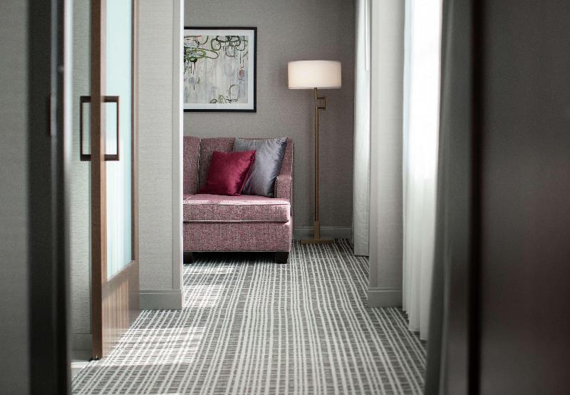 キングサイズベッドのスイートルーム, The Axis Moline Hotel, Tapestry Collection By Hilton