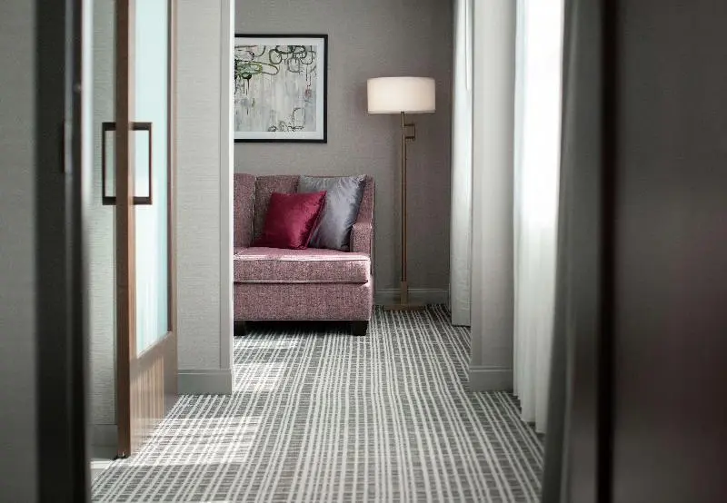 سوئیت با تخت بزرگ, The Axis Moline Hotel, Tapestry Collection By Hilton