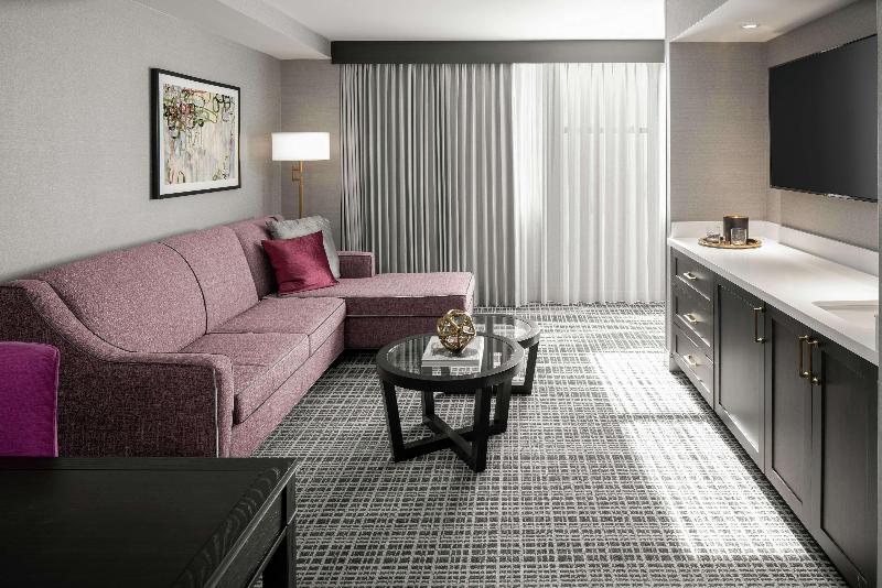 스위트 킹사이즈 침대, The Axis Moline Hotel, Tapestry Collection By Hilton