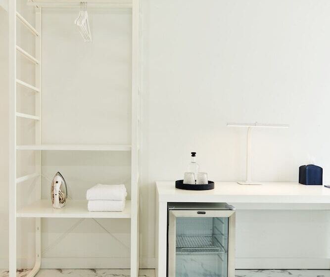 جناح جونيور, The Sunset Montauk