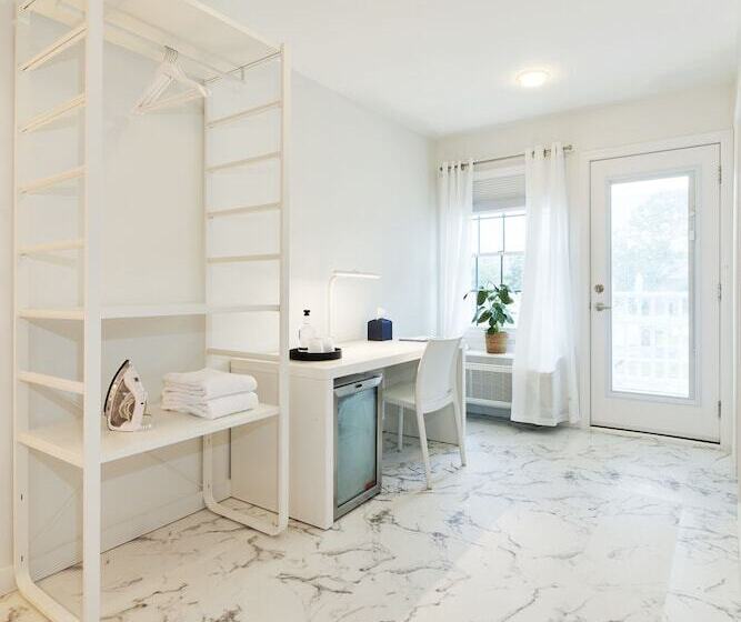 جناح, The Sunset Montauk