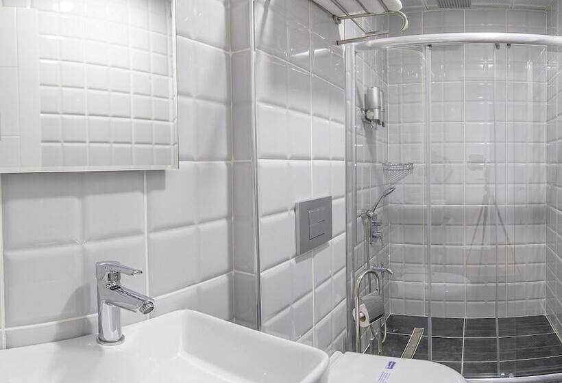 سوییت خانوادگی, Uzer Otel