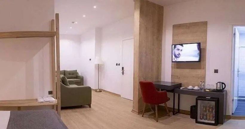 سوییت خانوادگی, Uzer Otel