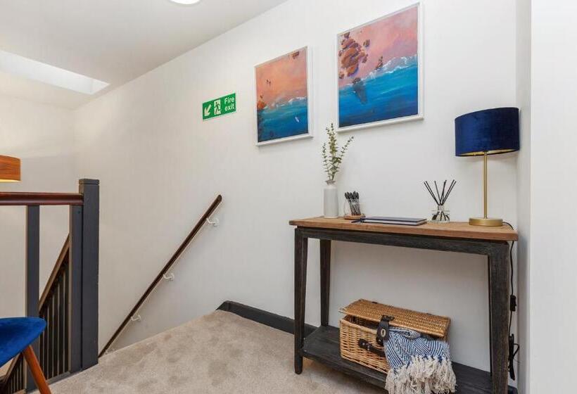 غرفة سوبيريور, The Royal