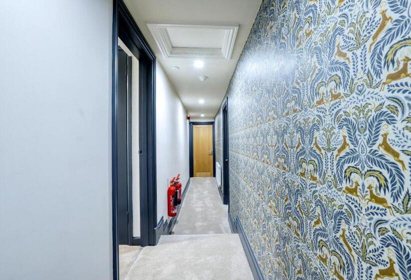 غرفة سوبيريور, The Royal