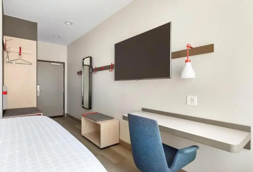 身障者適用クイーンサイズベッドルーム, Avid Hotels   Beaumont, An Ihg