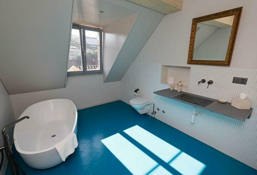 إستوديو ديلوكس, Fleur De Lis