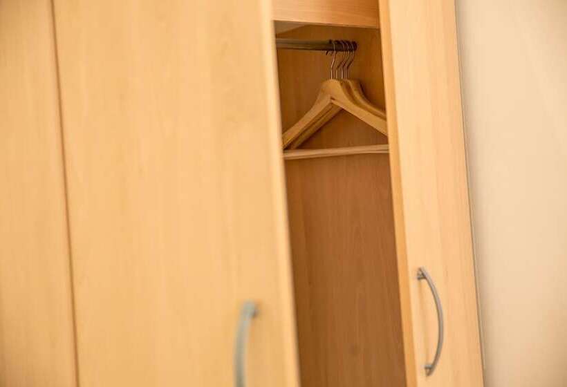 غرفة قياسية ثلاثية, Halfway