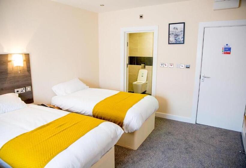 غرفة قياسية ثلاثية, Halfway