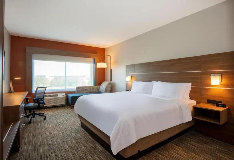 身障者適用キングサイズベッドルーム, Holiday Inn Express & Suites   Beloit, An Ihg