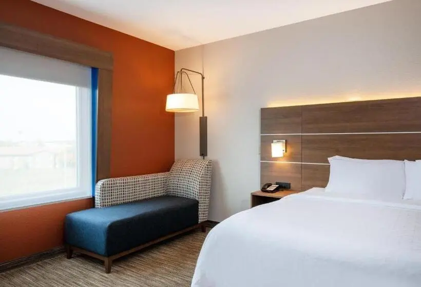 身障者適用キングサイズベッドルーム, Holiday Inn Express & Suites   Beloit, An Ihg