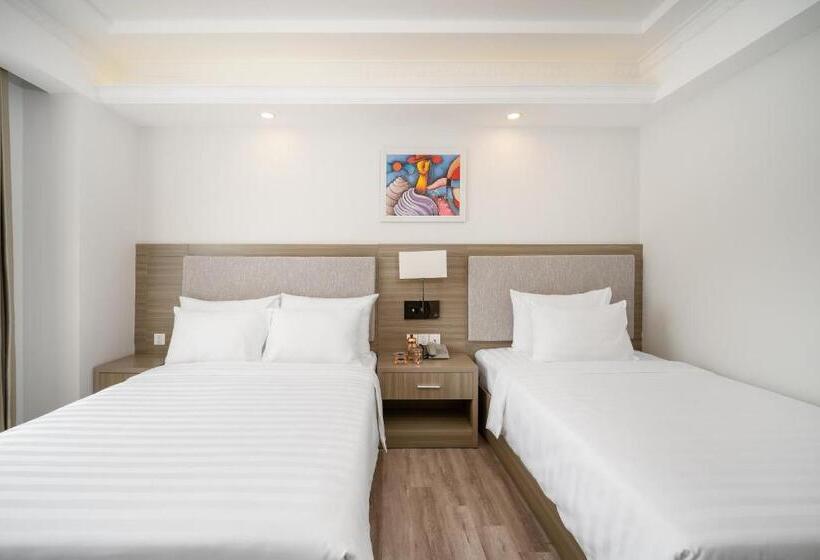 اتاق سه نفره دلوکس با چشمانداز دریا, Royal Beach Hotel By Thg