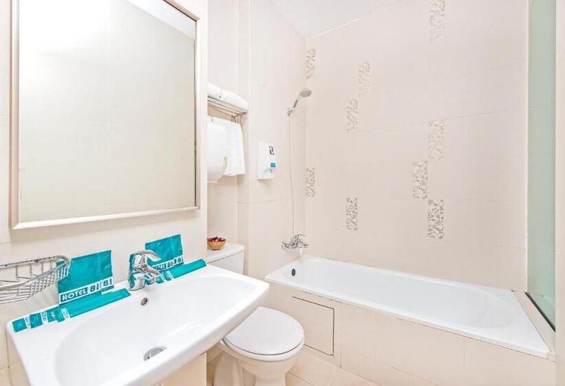 اتاق استاندارد سه نفره, 81 Dickson