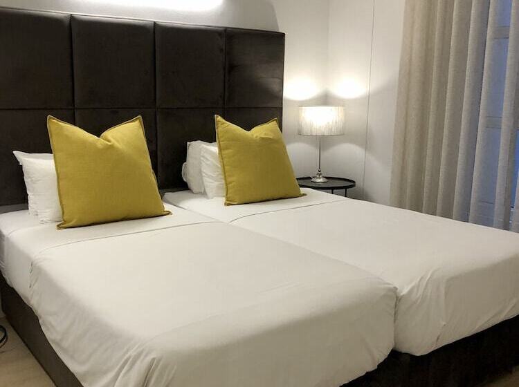 Апартаменты 3 Спальни, Romney Park Luxury Apartments