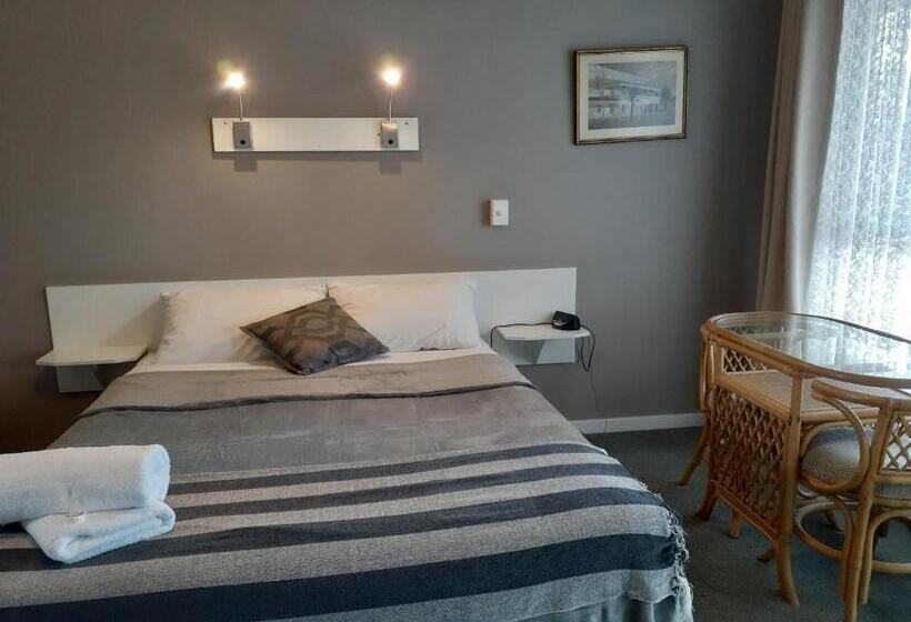 חדר משפחתי, Birch Motel Tocumwal