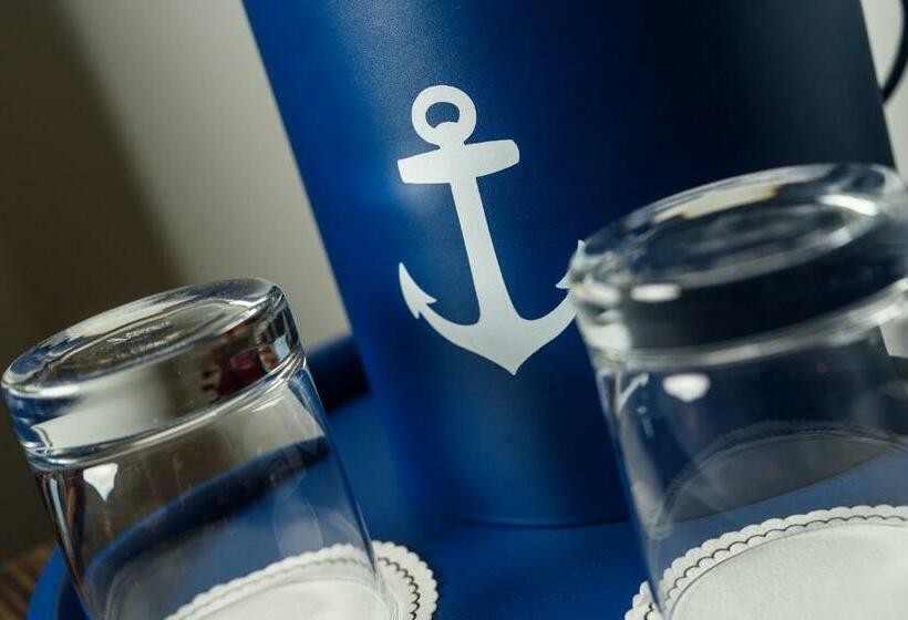 غرفة قياسية سرير كينج, Marker 8 Hotel And Marina