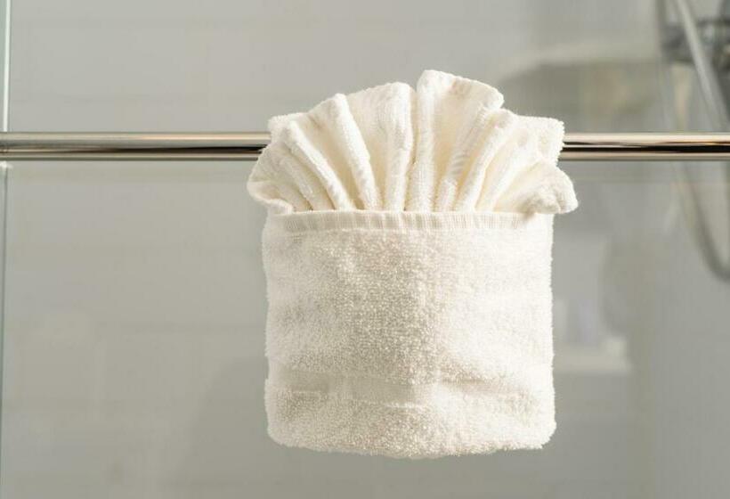 غرفة قياسية سرير كينج, Marker 8 Hotel And Marina