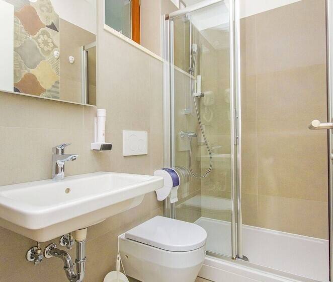 ルームシェアのワンベッド, Hostel Dvor