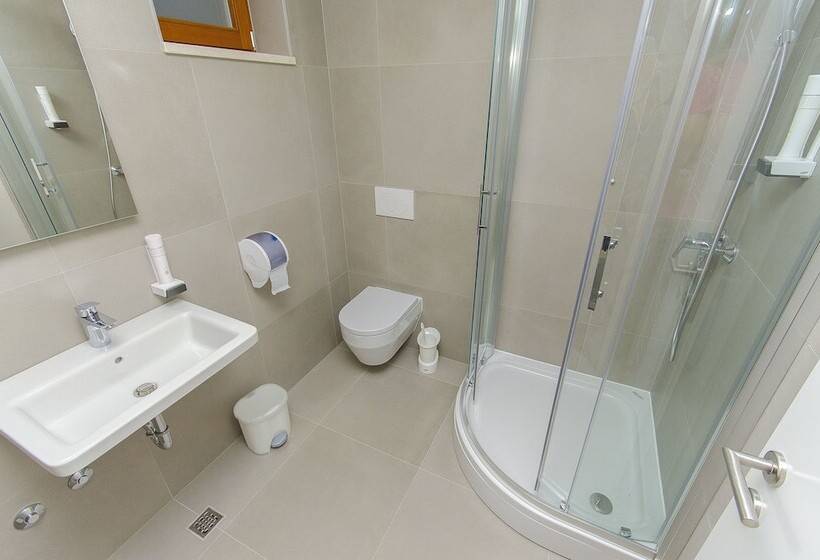 ルームシェアのワンベッド, Hostel Dvor