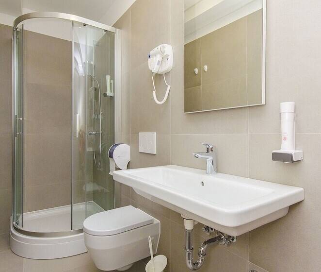 ルームシェアのワンベッド, Hostel Dvor