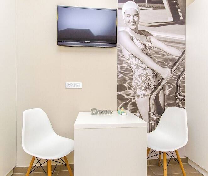 ルームシェアのワンベッド, Hostel Dvor