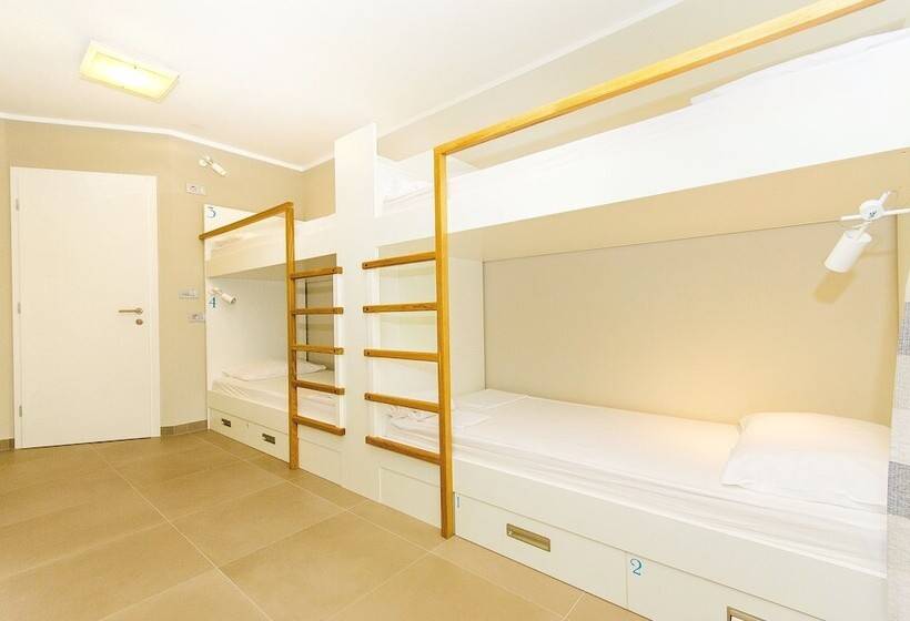 ルームシェアのワンベッド, Hostel Dvor