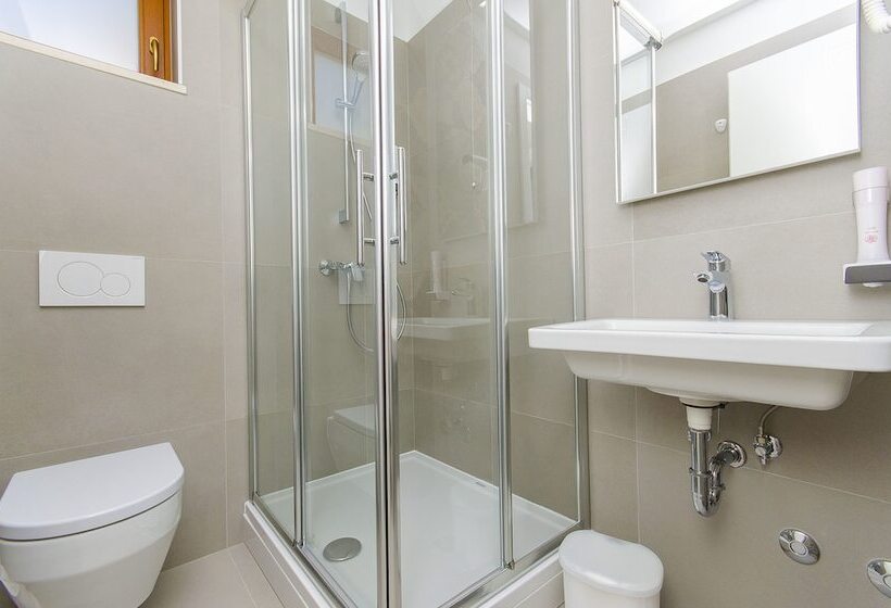 共同バス付シェアルーム, Hostel Dvor