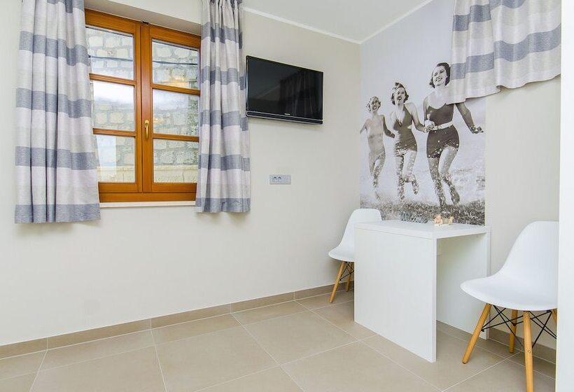 共同バス付シェアルーム, Hostel Dvor