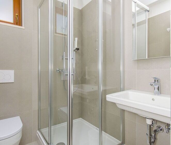 バス共有のスタンダードルーム, Hostel Dvor