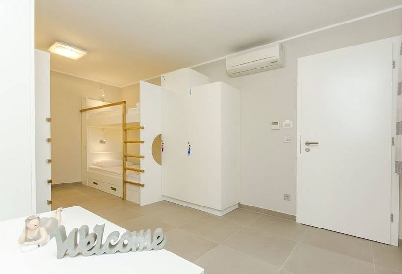 バス共有のスタンダードルーム, Hostel Dvor