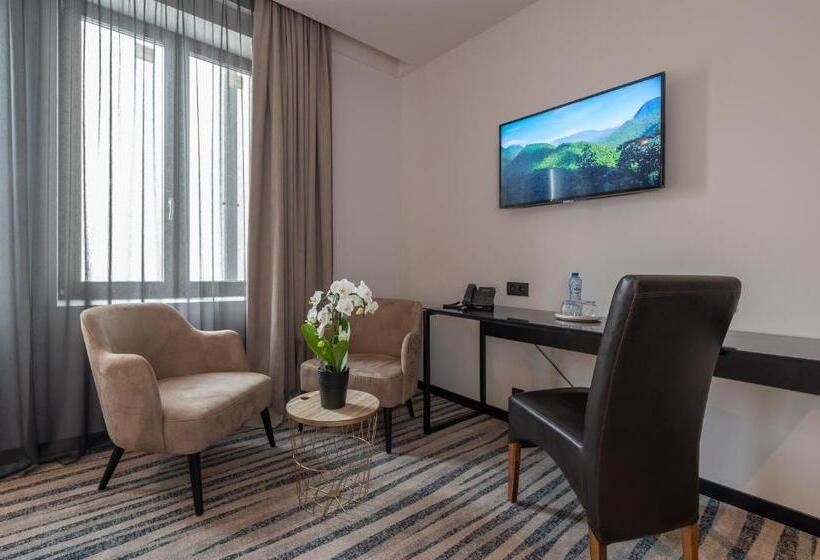 غرفة سوبيريور, Monarc