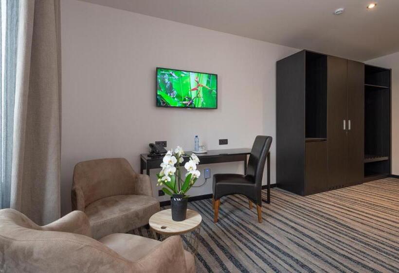 غرفة سوبيريور, Monarc