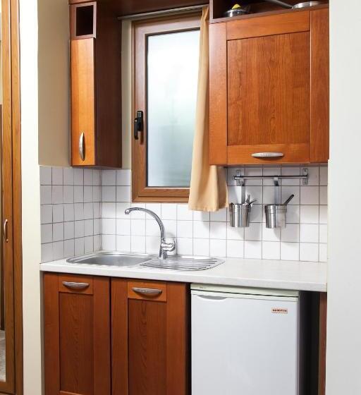 استودیوی استاندارد با چشم‌انداز دریا, Ionia Studios