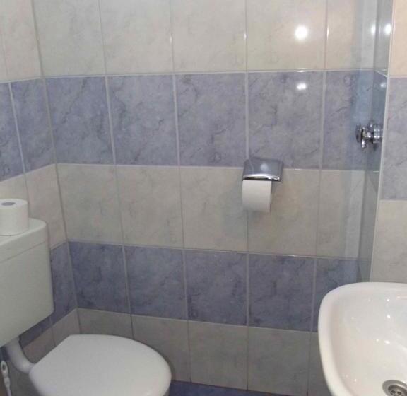 اتاق چهار تخته با دستشویی مشترک, City Hostel