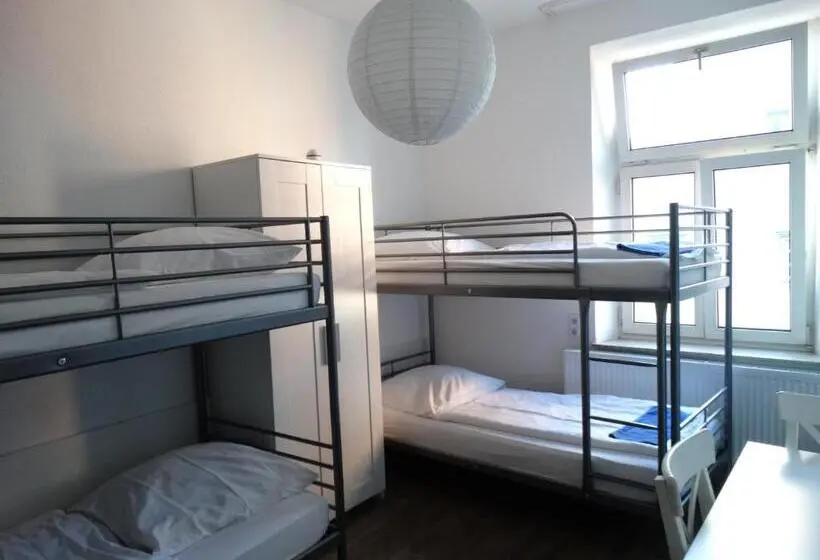 バスルーム共同エコノミー4人部屋, City Hostel