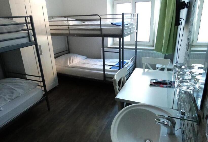 הכלכלה חדר לארבעה עם מקלחת משותפת, City Hostel