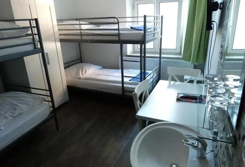 バスルーム共同エコノミー4人部屋, City Hostel