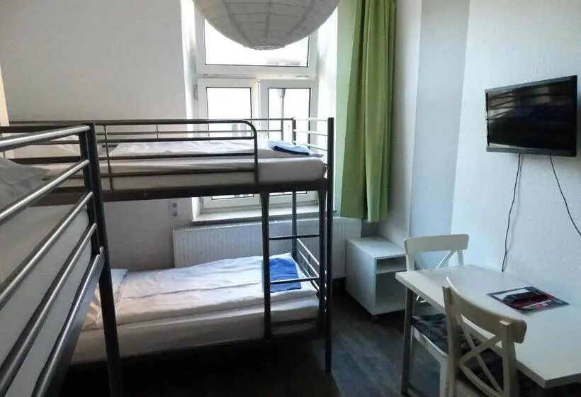 バスルーム共同エコノミー4人部屋, City Hostel