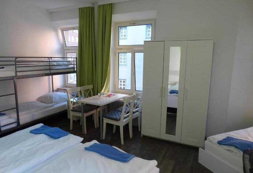 اتاق خانوادگی با سرویس بهداشتی مشترک, City Hostel