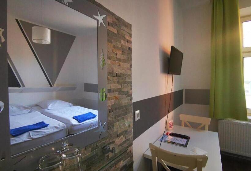 اتاق استاندارد با سرویس بهداشتی مشترک, City Hostel