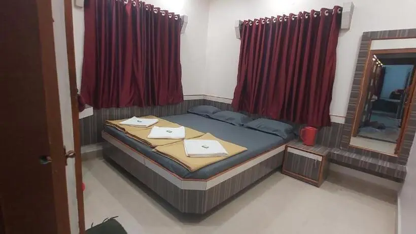 デラックスルーム, Sai Raghunandan Guest House
