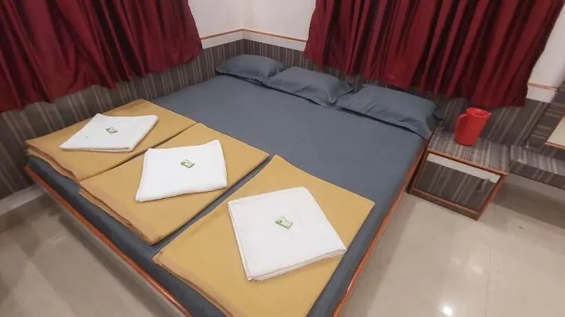 デラックスルーム, Sai Raghunandan Guest House